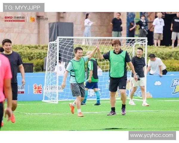 足球与音乐激情碰撞 球场上的歌声与脚步共舞