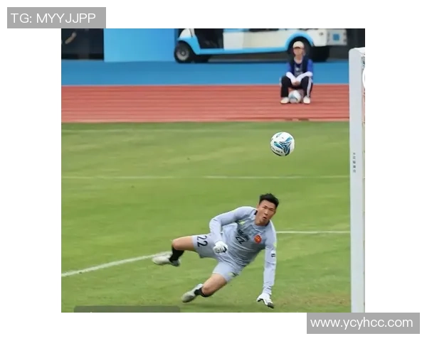 足球球星腹肌力量展示壁纸激情瞬间完美诠释运动员身体魅力